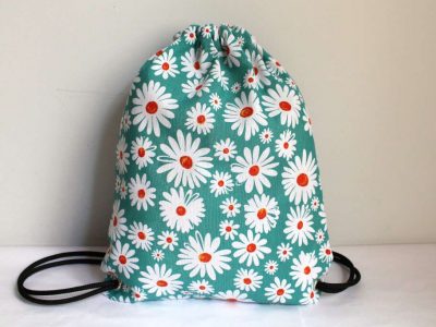 gymsack de cuerdas tela estampada de margaritas verde