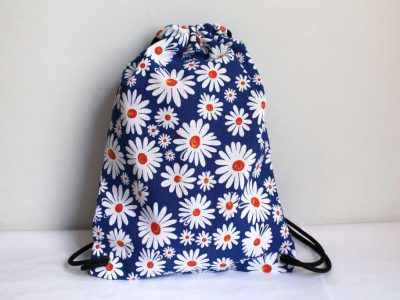 Mochila de tela estilo saco con cuerdas y estampado de flores