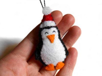 adorno de navidad pingüino de fieltro con gorro de papá noel