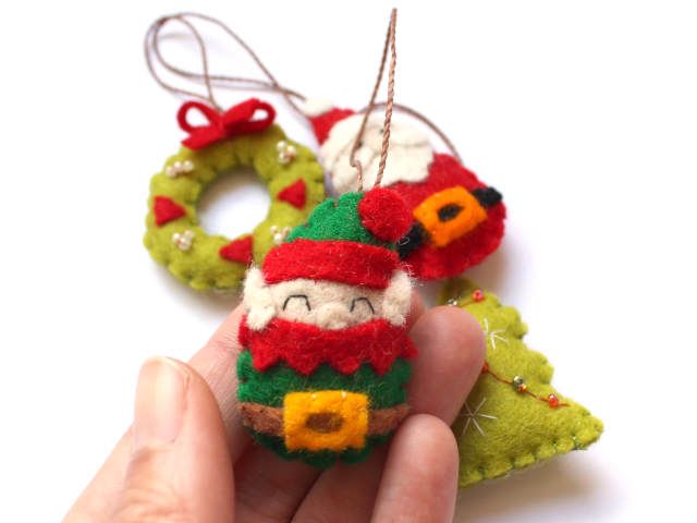 adornos navideños de fieltro hechos a mano