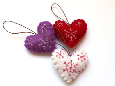 adornos navidad corazón de fieltro bordados