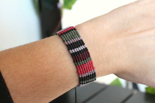 brazalete de macramé con bloques de color