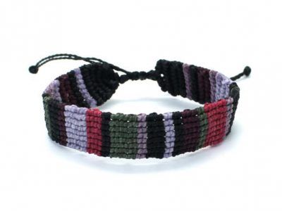 brazalete de macramé con bloques de color