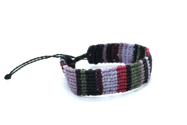brazalete de macramé con bloques de color