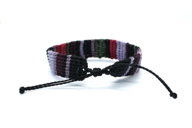 brazalete de macramé con bloques de color