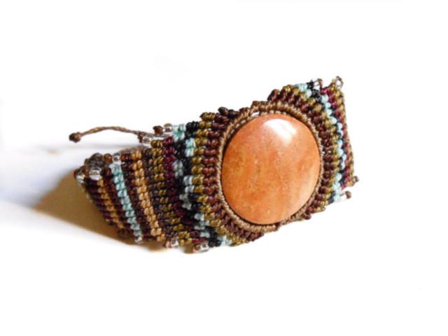 Brazalete étnico de macramé con piedra natural grande
