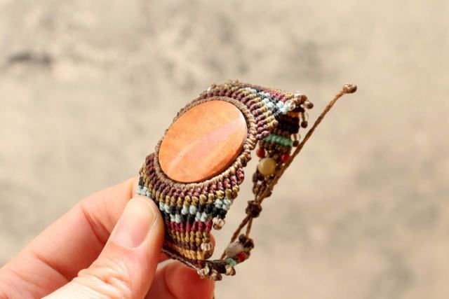 Brazalete de macramé tribal étnico con hilo encerado y cuentas