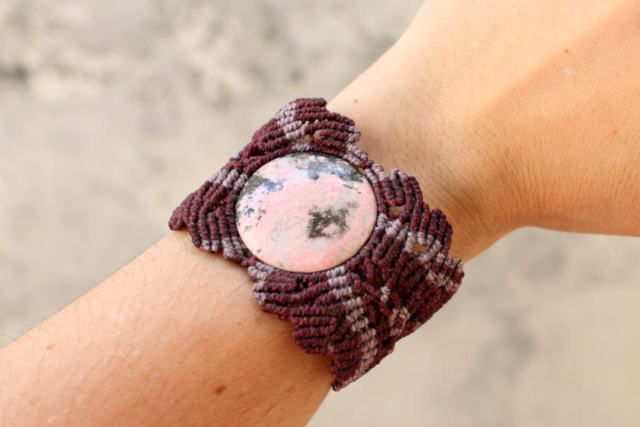 brazalete grande de macramé con piedra semipreciosa rodonita