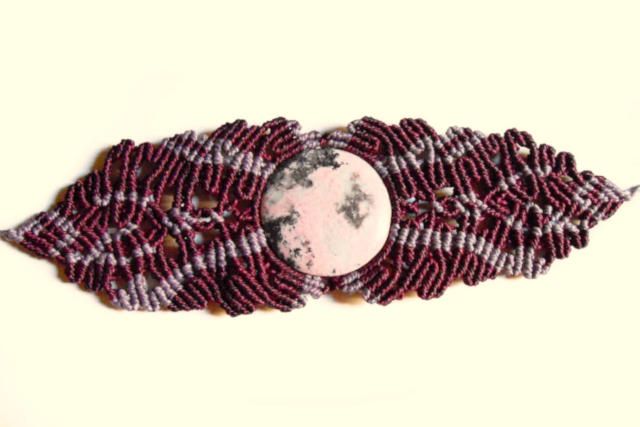 pulsera tejida de nudos de macramé con piedra semipreciosa rosa