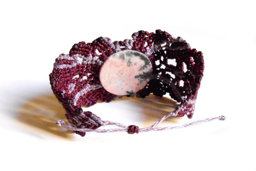 pulsera ancha de nudos de macramé con piedra semipreciosa rosa