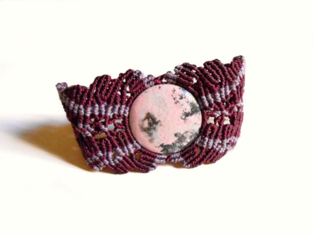 brazalete grande de macramé con piedra semipreciosa rodonita