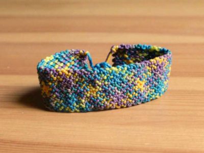 Pulsera macrame nudo huesito colorida azul