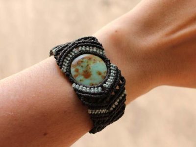 Pulsera bohemia de macramé con piedra crisoprasa engarzada
