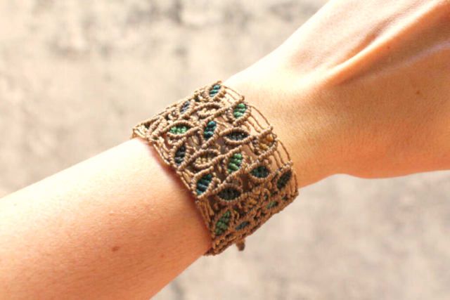 Brazalete macramé hojas marrón hecho a mano con hilo encerado