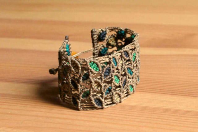 Brazalete micromacramé hojas marrón tejido