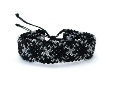 brazalete macramé nudo huesito negro y plateado