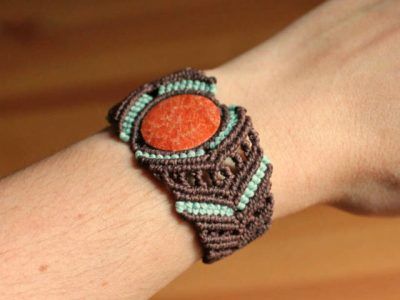 Brazalete tribal de macramé con piedra natural engarzada