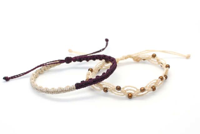 Conjunto de pulseras bohemias de hilo color crema