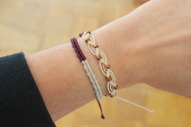 Conjunto de pulseras bohemias de hilo color beige