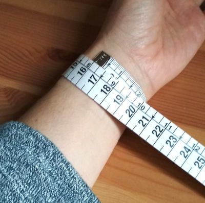Mide tu muñeca con una cinta métrica