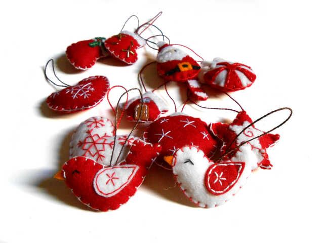 pack 12 adornos navideños de fieltro rojos y blancos