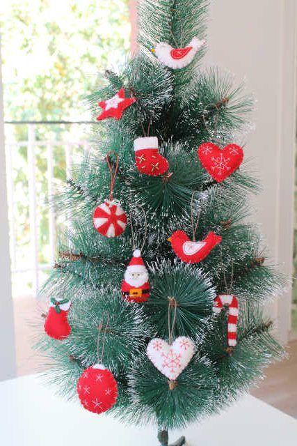 árbol de navidad con pack 12 adornos navideños de fieltro