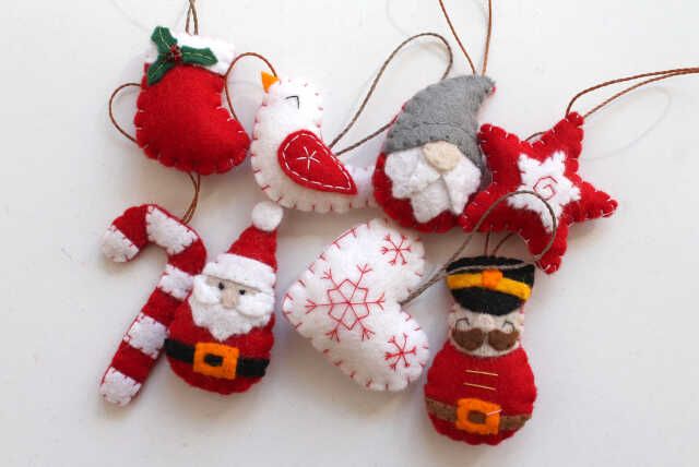 pack 8 adornos navideños de fieltro rojos