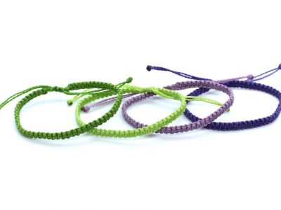 Pulseras de macramé nudo plano moradas y verde