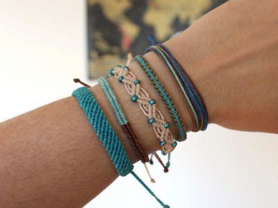 Conjunto de pulseras de hilo encerado en tonos azules