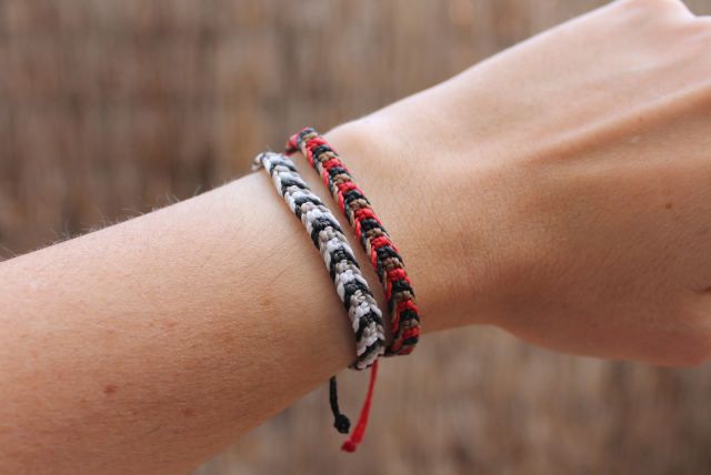 Pack de dos pulseras surferas de nudos de macramé