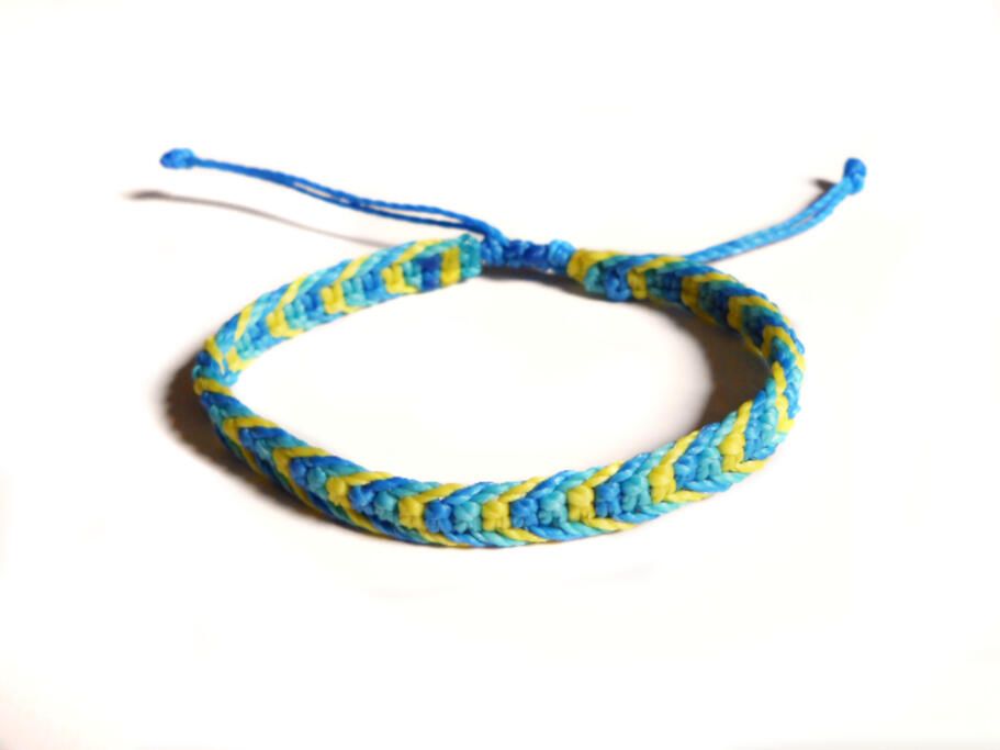 Pulsera de hilo azul y amarilla