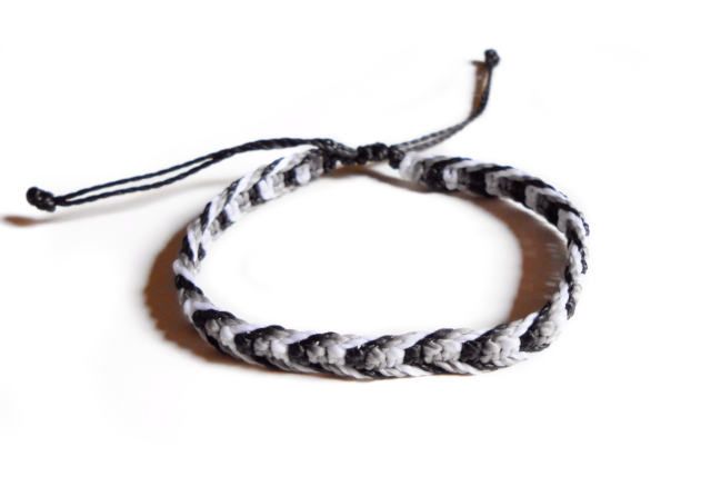Pulsera de hilo blanca negra y gris