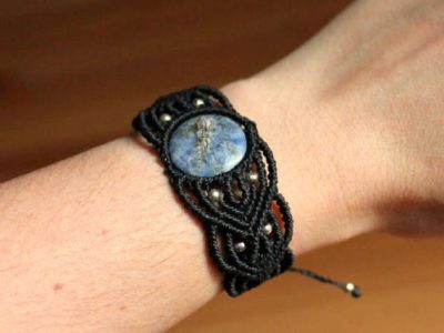 Pulsera de macramé con piedra sodalita y abalorios plateados