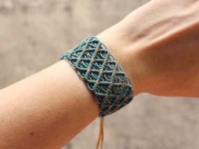 Pulsera de hilo tejida con nudo de macramé azul
