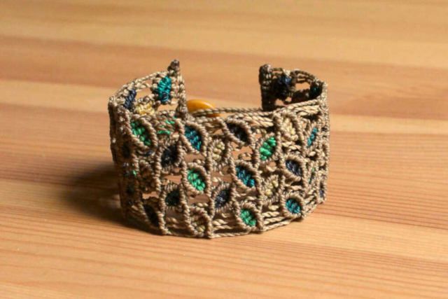 Brazalete macramé tejido con forma de hojas hecho a mano con hilo encerado marrón