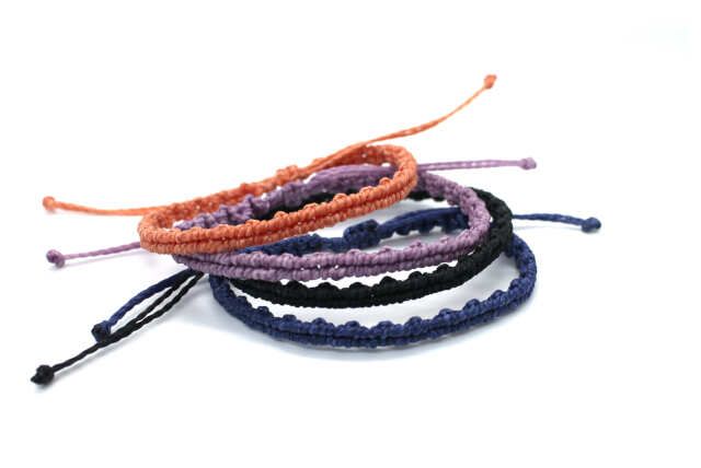 Pulsera minimalista de hilo un color a elegir
