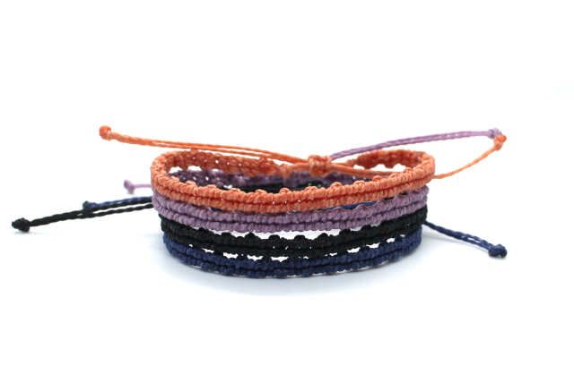 Pulsera minimalista de hilo un color a elegir
