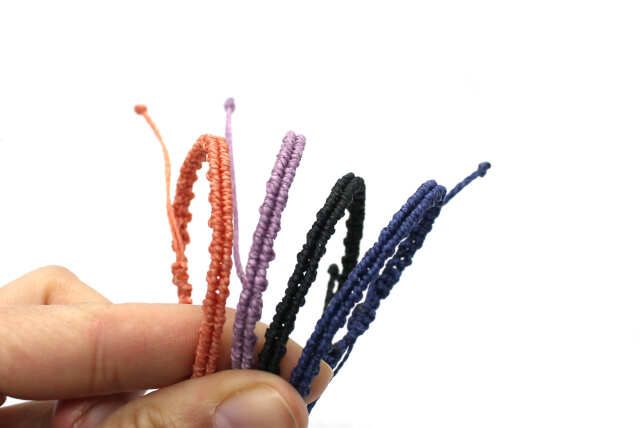Pulsera minimalista de hilo un color a elegir