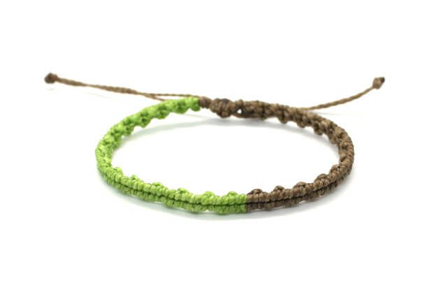 Pulsera minimalista de hilo verde y marrón