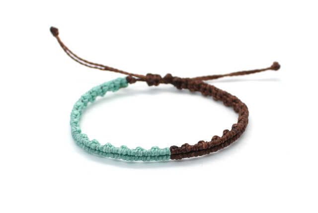Pulsera minimalista de hilo en azul y marrón
