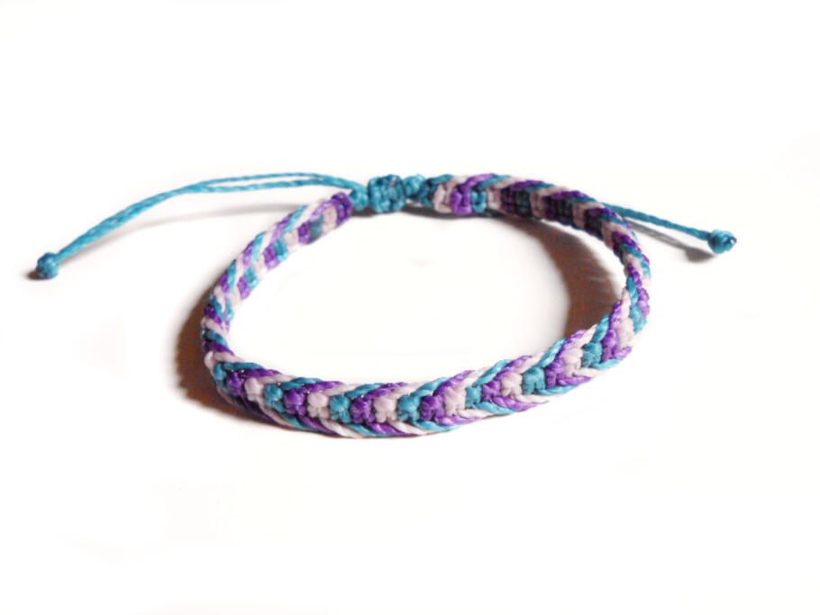 Pulsera morada de hilo encerado