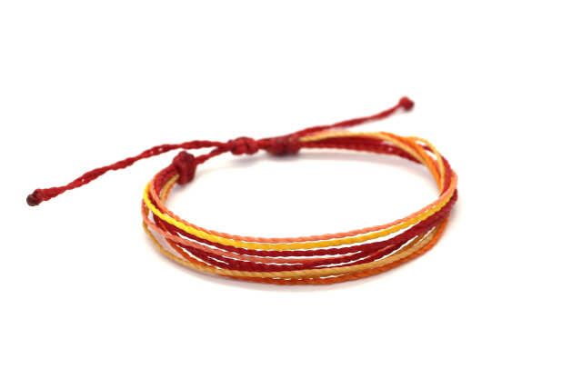 pulsera multihilo naranja rojo