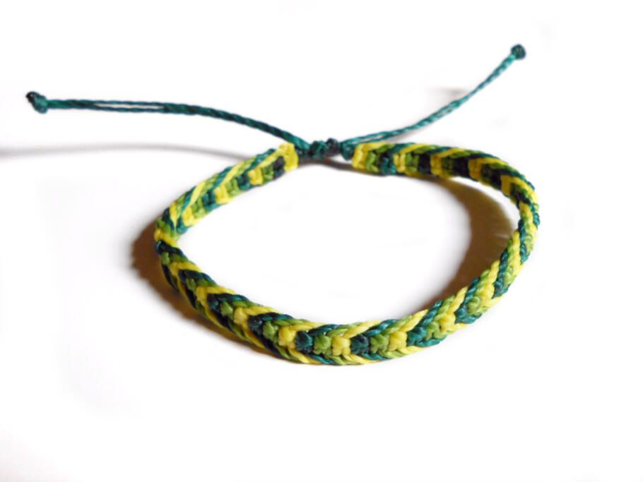 Pulsera de hilo verde y amarilla