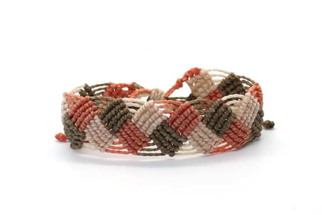 pulsera tejida macramé con 3 colores