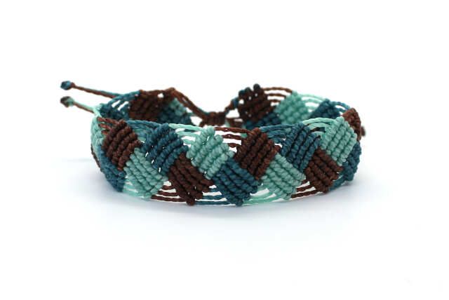pulsera tejida macramé con 3 colores