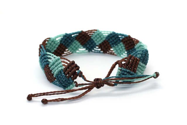 pulsera tejida macramé con 3 colores