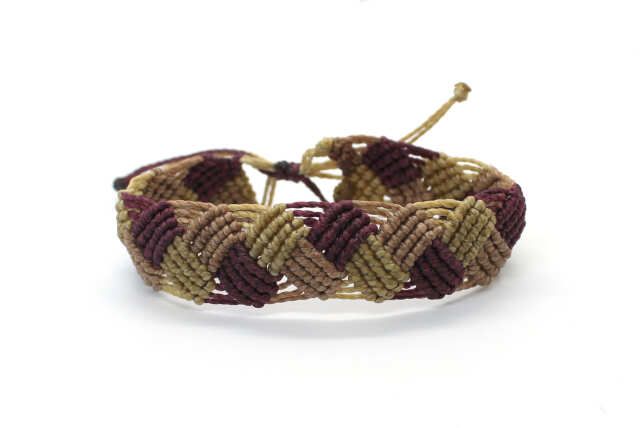 pulsera tejida macramé con 3 colores