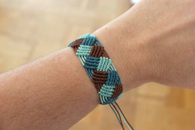 pulsera tejida macramé con 3 colores azul y marrón
