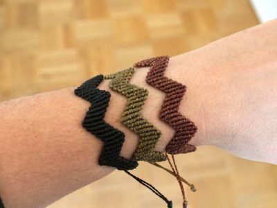 Pulsera zigzag de nudos de macramé
