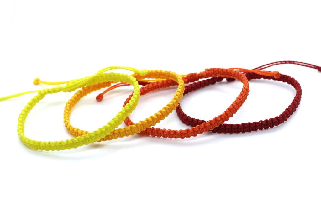Pulseras de la amistad de hilo encerado en colores fuego